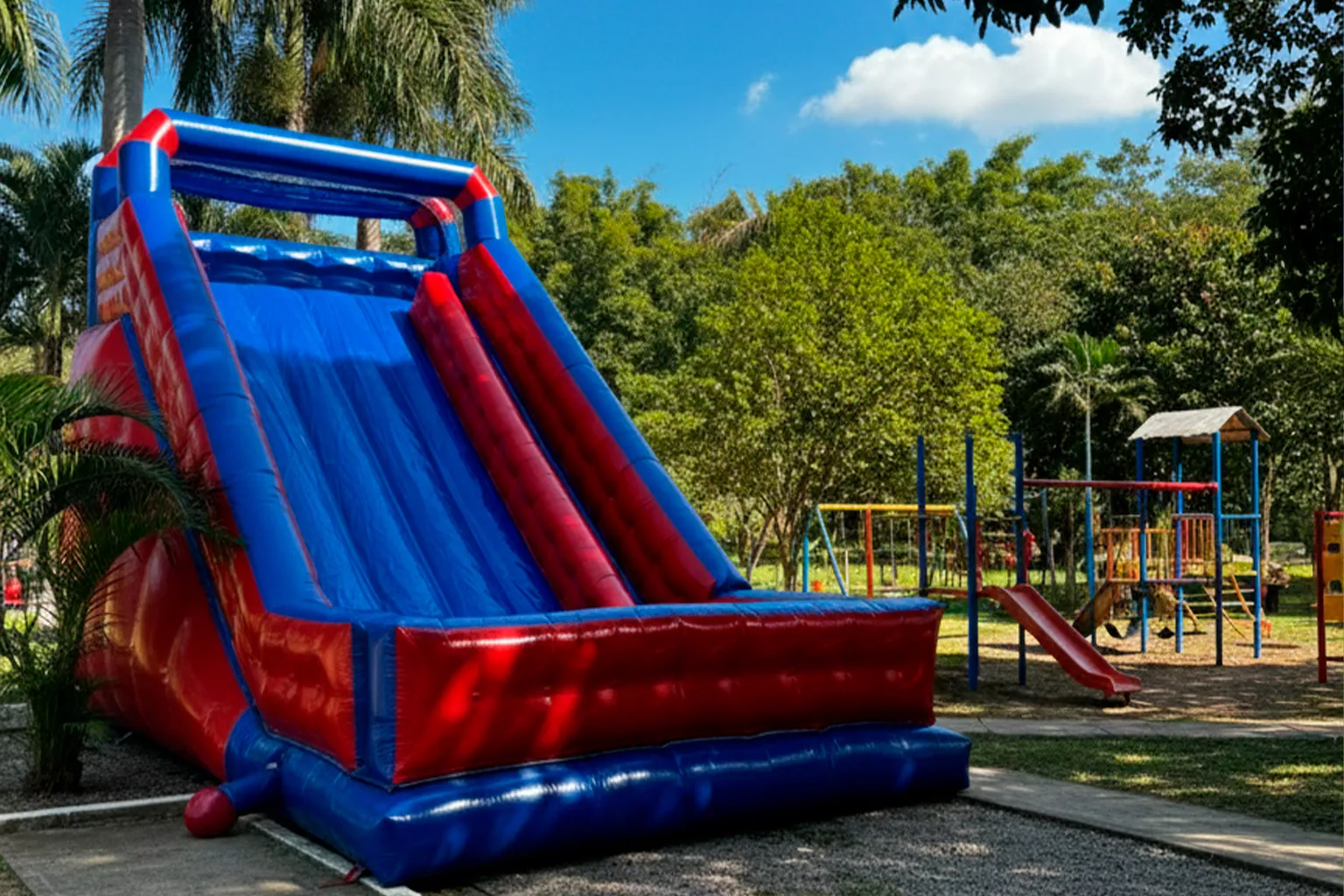 Tobogã Gigante — escorregador inflável grande para festas no Rio de Janeiro