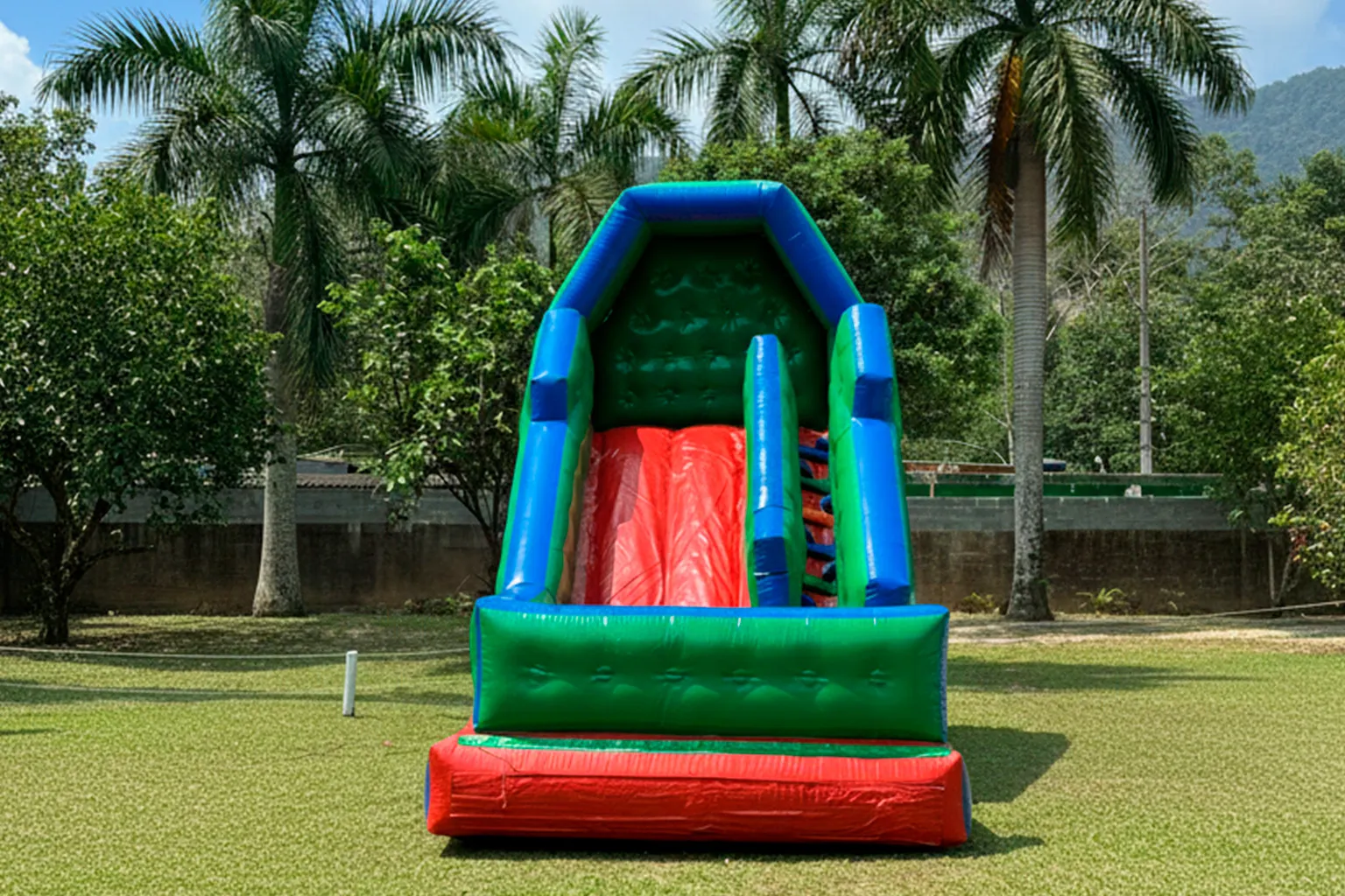 Tobogã Premium — escorregador inflável médio para eventos no Rio de Janeiro